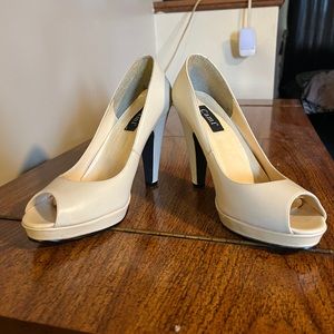 Platform Pumps off white never worn.